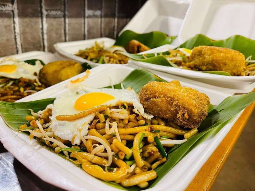 Siem Reap: Small Group Street Food Tour with Tuk-Tuk Ride - Three eating places and a local market finish