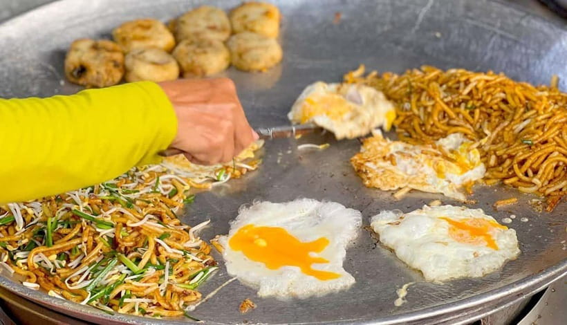 Siem Reap: Street Food Experience by Tuk-Tuk - What guides add to the experience