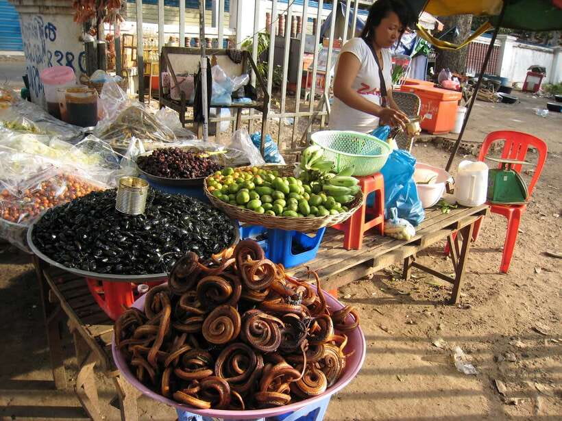 Siem Reap Street Foods Tour by Tuk Tuk with Personal Guide - Phsar Samaki Vegetable and Fruit Market