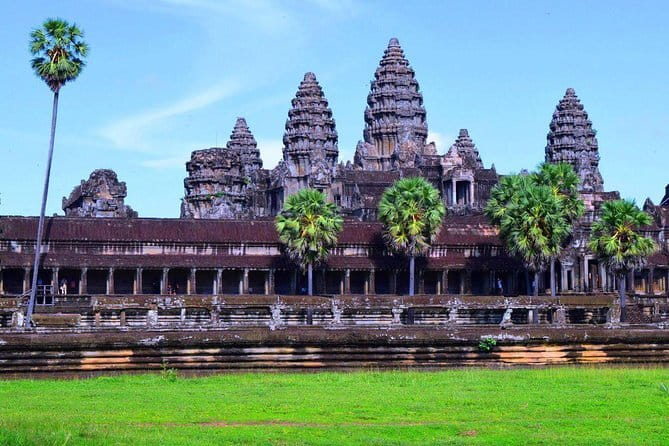 Siem Reap Sunrise Private Tour - Phimeanakas and the two royal terraces