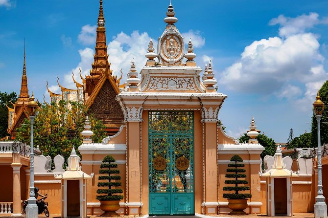 Siem Reap to Phnom Penh by Private Car or Minivan - Spider Market and local food stops