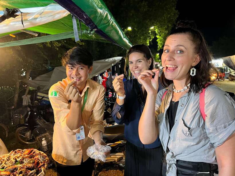 Siem Reap: Tonle Sap and Kampong Phluk Tour with Street Food - Cambodian food after dark