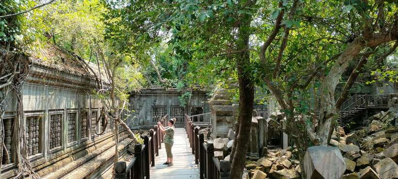 Siem Reap Tour Guide: Angkor Wat Sunrise Tour & Beng Mealea - Bayon and the many stone faces