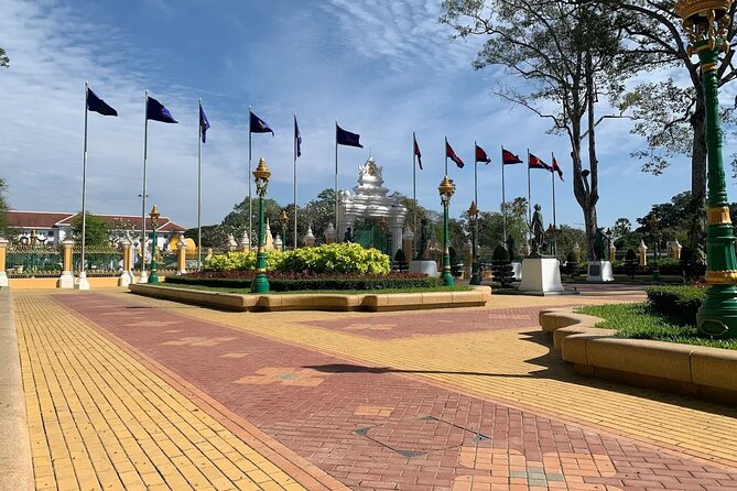 Siem Reap Walking Tour: Landmarks & Hidden Gems - The small group can change the experience