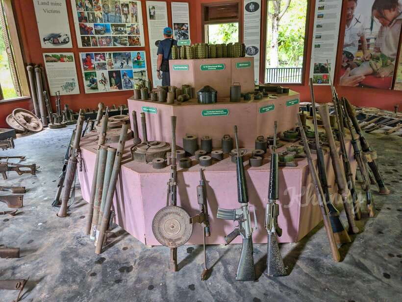 Siem Reap: War Museum included Ticket & Free Round trip - Entering the outdoor collection of war machines