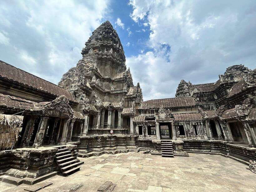 Small-Group Full Day Angkor wat Guide tour with Sun set - How the guides shape the experience