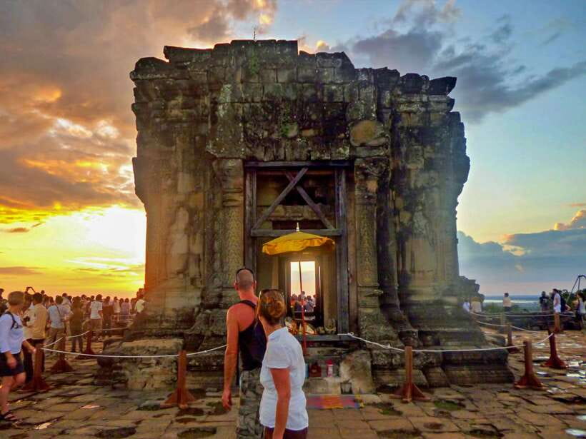 Small-Group Full Day Angkor wat Guide tour with Sun set - Angkor Thom and the stone faces of Bayon