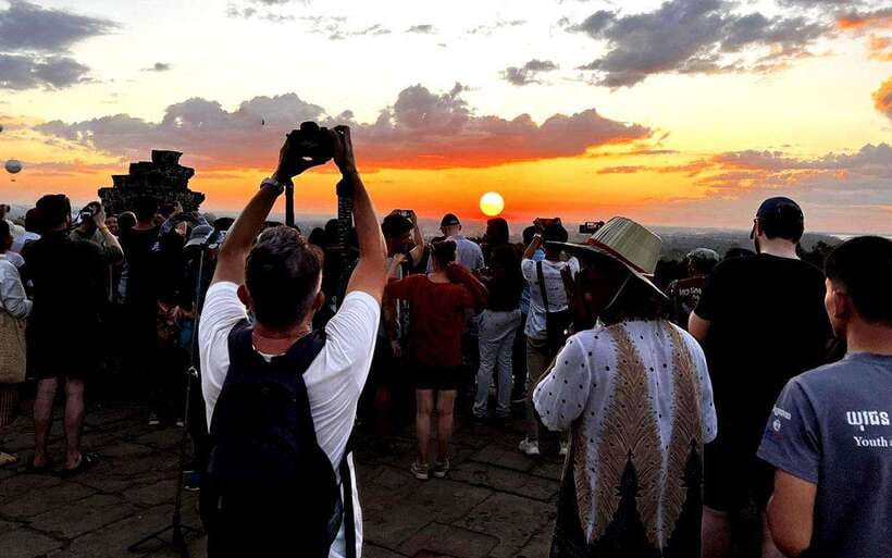 Small-Group Full Day Angkor wat Guide tour with Sun set - Pickup from Siem Reap and the ride to Angkor