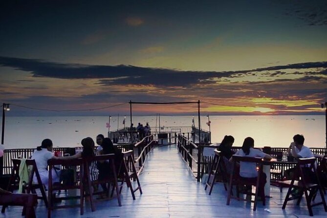 Sunset Dinner and drinks includes a Floating Village cruise tour. - Seeing Chong Khneas from a small boat